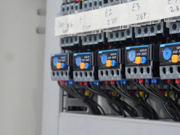 Perakitan panel listrik — AW Teknik