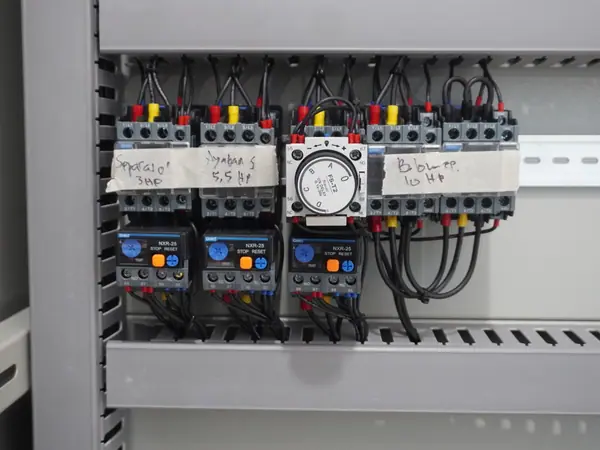 Perakitan panel listrik — AW Teknik