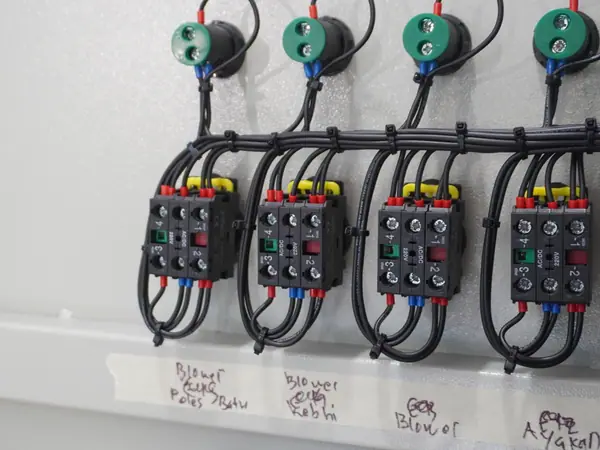 Perakitan panel listrik — AW Teknik
