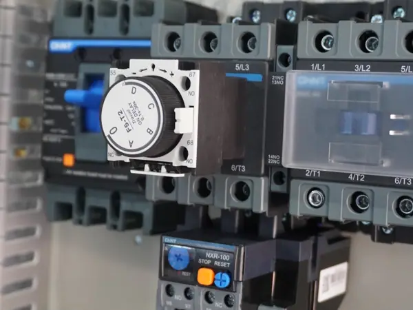 Perakitan panel listrik — AW Teknik