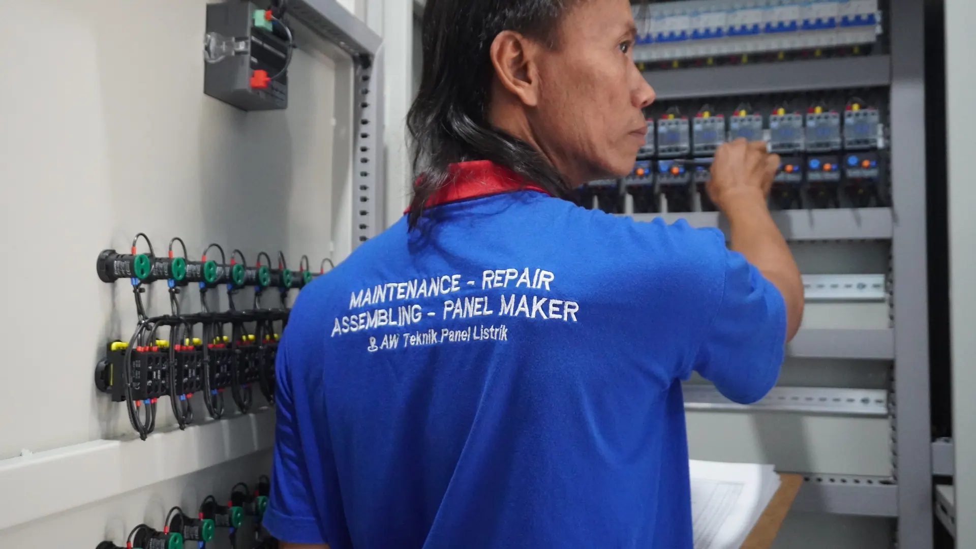 Teknisi AW Teknik merakit panel listrik