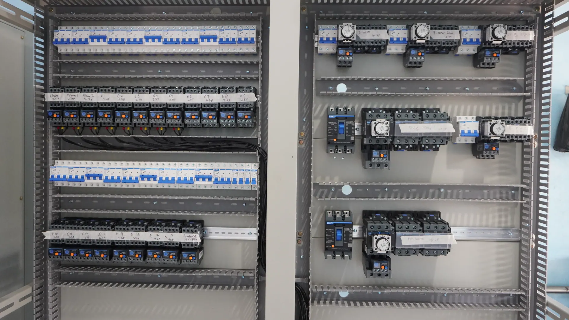 Deretan MCB, kontaktor dan timer di panel distribusi