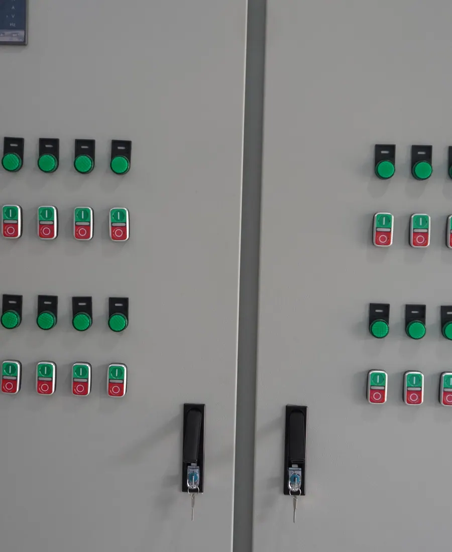 Panel kontrol dengan deretan push button dan lampu indikator