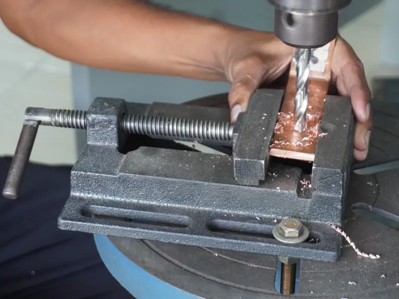 Pengeboran busbar tembaga di workshop