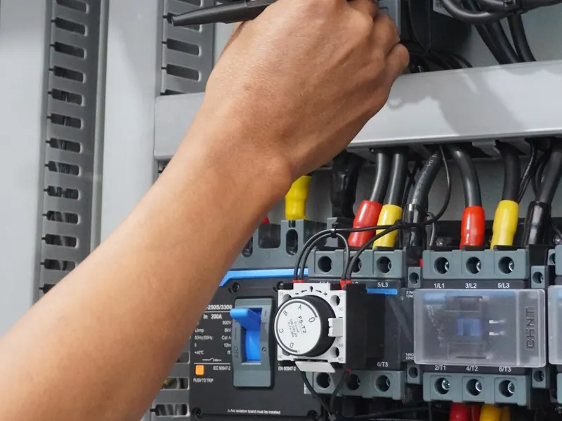 Teknisi AW Teknik merakit panel listrik