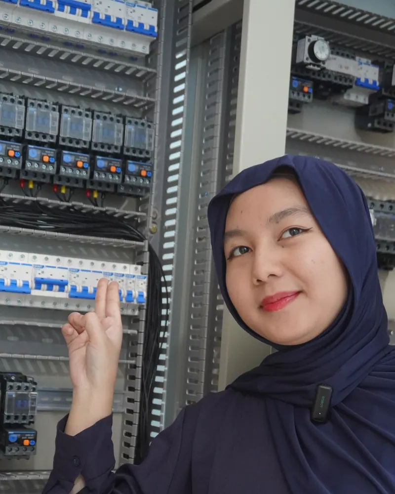 Tim AW Teknik melakukan quality control panel